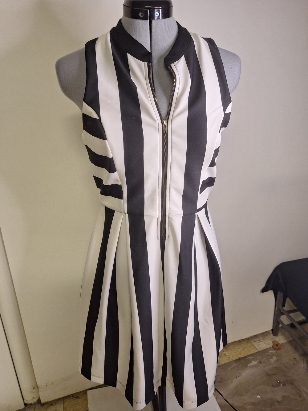 Monteau Black & White Vertical Stripe Zip-Front Mini Dress Sz Med/ Small